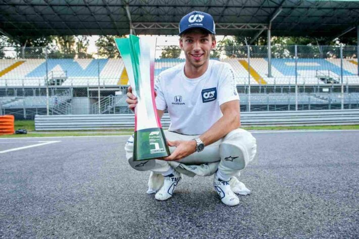 A festa de Pierre Gasly com o troféu de vencedor do GP da Itália 