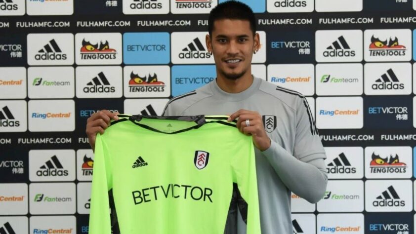 FECHADO: O Fulham anunciou a contratação de Alphonse Areola. O goleiro chega emprestado pelo Paris Saint-Germain e terá uma opção de compra no final do empréstimo. 