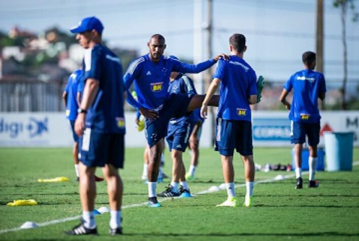 MORNO - O presidente do Cruzeiro, Sérgio Santos Rodrigues, voltou a pedir o apoio do torcedor para ajudar o time a sair dessa fase complicada, ocupando a penúltima colocação da Série B.  Para dar um alento aos cruzeirenses, o mandatário celeste disse que poderá ter novidades esta semana sobre a punição da FIFA, que proíbe a Raposa de registrar novos jogadores.