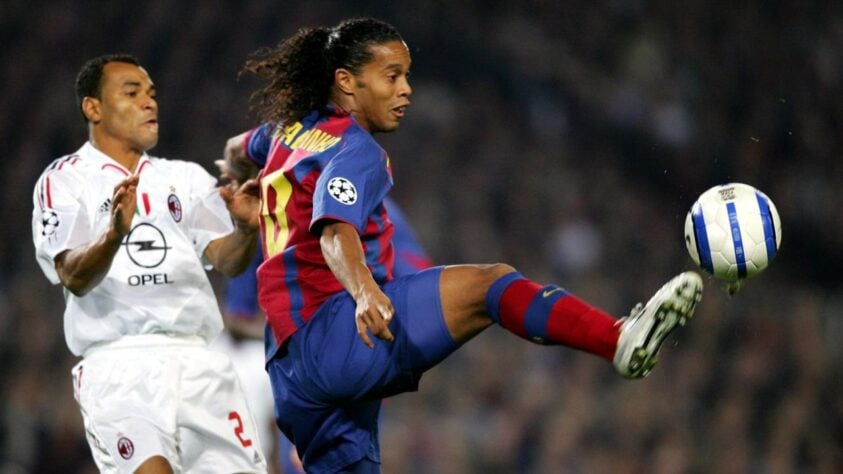 Milan na Liga dos Campeões - Pela fase de grupos da Champions 2004/2005, o Barcelona venceu os italianos de virada em casa com Ronaldinho fazendo o golaço que deu a vitória aos espanhóis aos 44 minutos do segundo tempo. 