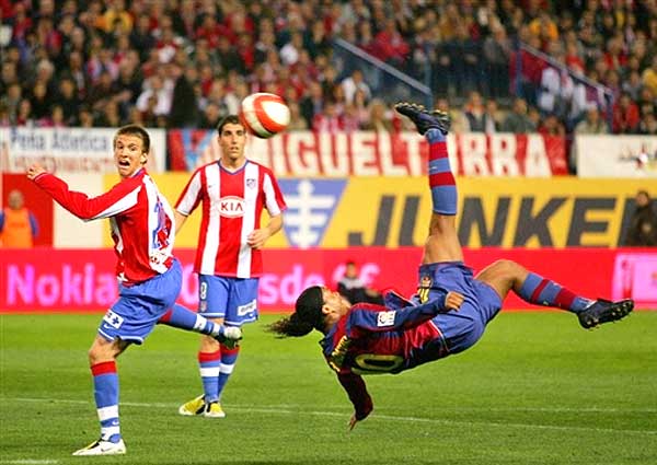 Último gol - A última imagem do Bruxo não poderia ser mais bonita: golaço de bicicleta contra o Atlético de Madrid.