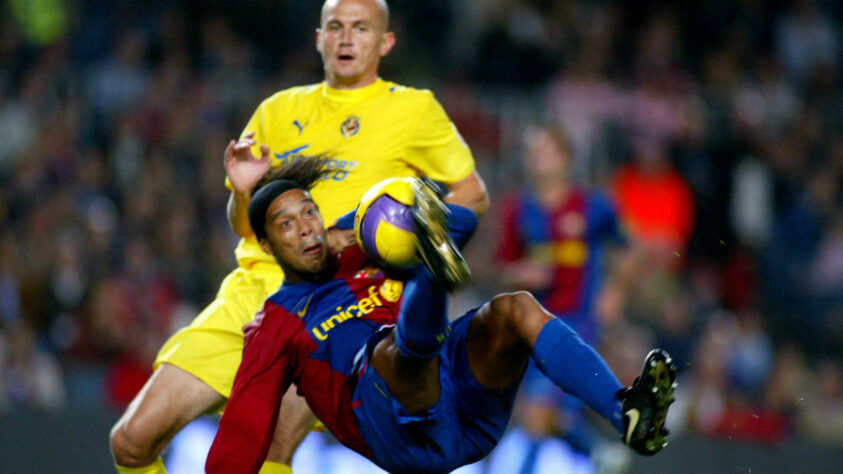 6. O gol inacreditável - Em vitória por 3x0 em cima do Villarreal, o craque fez talvez o seu gol mais espetacular com a camisa do Barcelona. Em uma bicicleta incrível, o bruxo fez história mais uma vez.