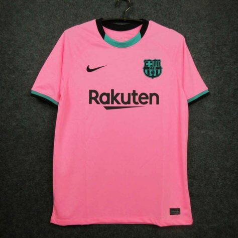 Camisa third Barcelona 2020/2021 - Para a atual temporada o Barcelona usará uma camisa rosa com detalhes em preto e verde-água. No mínimo curiosa.