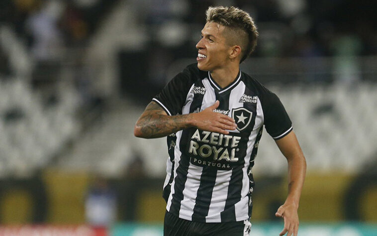 FECHADO - O Botafogo terá, pelo menos, mais seis meses de Bruno Nazário. O meio-campista, que pertence ao Hoffenheim-ALE  tem tudo encaminhado para renovar o vínculo de empréstimo com o Alvinegro até junho de 2021, como informado primeiramente pelo "Ge" e confirmado pelo LANCE!. O Botafogo tem uma opção de compra junto ao Hoffenheim com o fim do vínculo, avaliada em 1,5 milhão de euros.