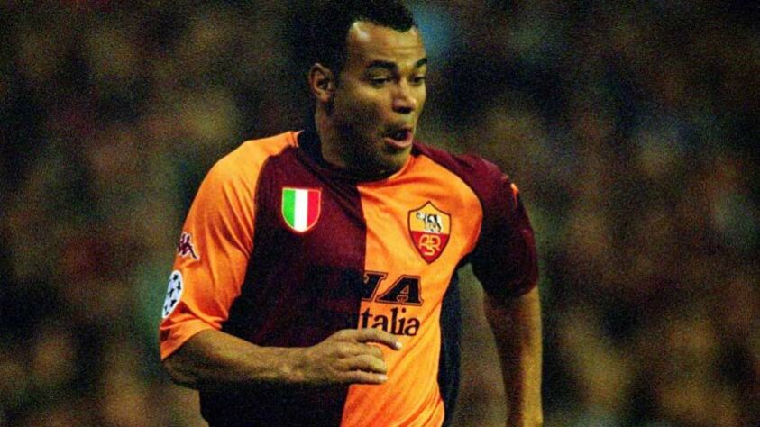 Cafu - No muro da Roma havia sido pichado "Fora, Cafu, Fora, Paulo Sérgio. A Roma é só para brancos". Houve uma reunião com os torcedores do clube, que disseram ter sido obra de torcedores da rival Lazio.