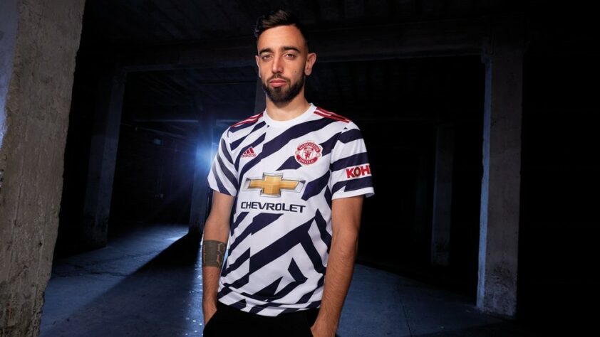 Tipo zebra? O Manchester United lançou sua terceira camisa para a temporada 2020/2021 e não agradou a todos... Teve gente que disse que parecia embrulho de presente e abadá de Carnaval.