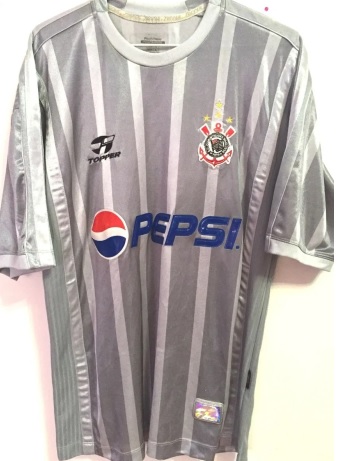 Em 2002, o Corinthians lançou uma camisa alternativa em homenagem aos 25 anos do título paulista de 1977. Ela ficou marcada como a primeira a fugir dos tons do Timão.