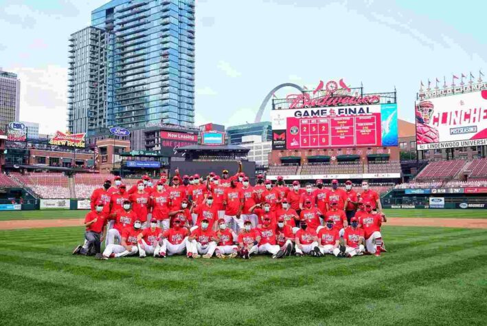 Também na MLB, 18 integrantes do St. Louis Cardinals, entre jogadores e outros profissionais, foram diagnosticados com a doença ao mesmo tempo. 