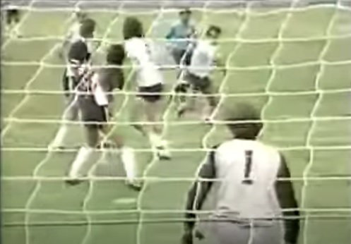 Apresentado de helicóptero, Luca marcou um gol em sua estreia . Mas houve algumas situações inusitadas na "vida real", durante o jogo entre Corinthians e Vasco pelo Brasileiro de 1985. A entrada do ator Mário Gomes no gramado do Morumbi para celebrar o gol com os "colegas" de clube não estava programada. Surpreso, o árbitro José de Assis de Aragão expulsou Mário Gomes de campo. Outro dado curioso veio dos corintianos: irritados porque a equipe cedeu o empate em 2 a 2 ao Cruz-Maltino, os torcedores pediram "Luca! Luca! Luca!".