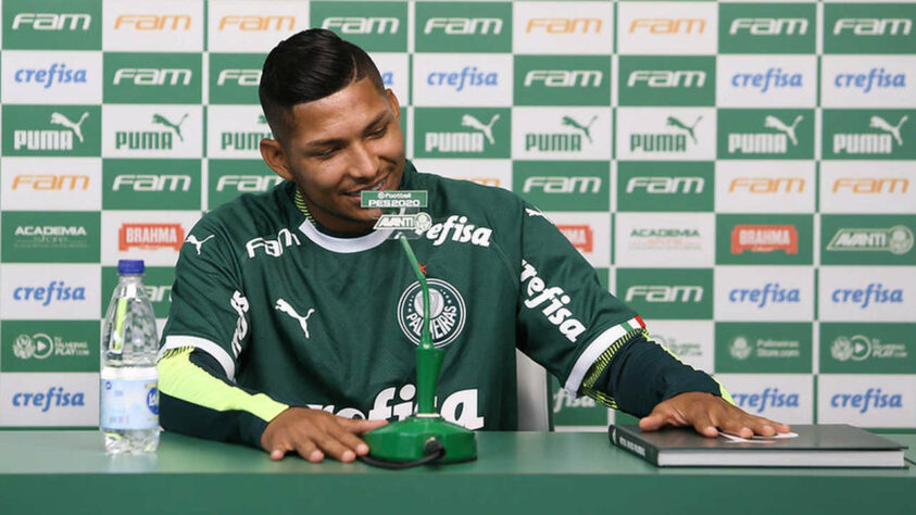 Além do maior uso da base, o Palmeiras, agora com Anderson Barros como diretor de futebol, também foi mais acuado no mercado. Apenas dois jogadores foram anunciados como reforços em 2020: o atacante Rony e o lateral-esquerdo Matías Viña. 