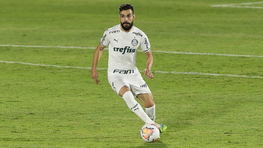 FECHADO - O Palmeiras acertou a venda do meio-campista Bruno Henrique ao Al-Ittihad, dos Emirados Árabes, time comandado por Fábio Carille. Por valores ainda mantidos em sigilo pelas partes, a negociação será em definitivo e Bruno deixará o Verdão após quatro anos.