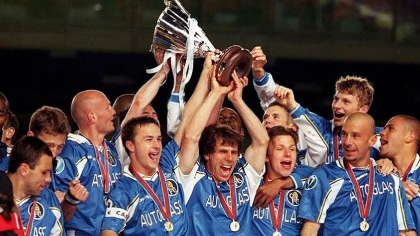 1998 - No primeiro ano em que a Supercopa da Europa foi disputada em jogo único o Chelsea derrotou o Real Madrid por 1 a 0 e levou a taça.