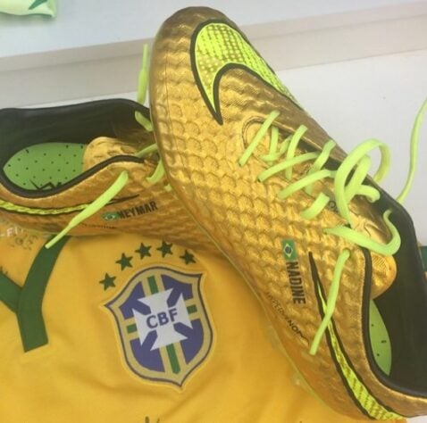 Em 2014, Neymar usou um modelo dourado na Copa do Mundo, que aconteceu no Brasil, chamada “Nike Hypervenom I, Sonho Dourado”.