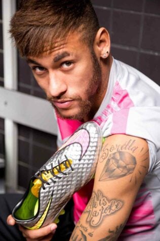 Em 2015, quando atuava pelo Barcelona, Neymar utilizou a chuteira “Nike Hypervenom I, Liquid Diamond”, uma homenagem à sua irmã, Rafaella.