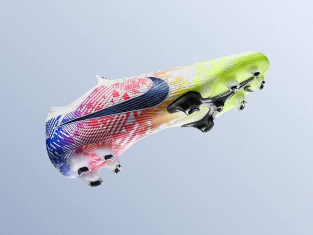 Em abril de 2020, Neymar e Nike lançaram a “Nike Mercurial Vapor XIII, Jogo Prismático”, com um design diferente e colorido.