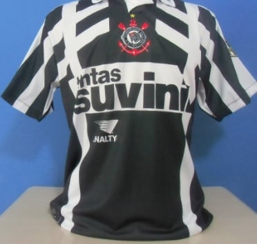 O Corinthians apostou em uniforme alternativo em 1996, ano no qual a equipe disputou a Copa Libertadores. Além de variar o estilo da camisa...