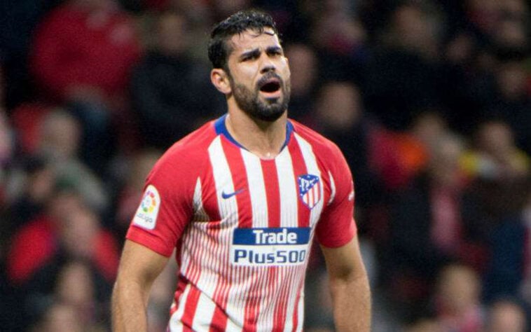 Nascido no Brasil e naturalizado espanhol, Diego Costa atuou pela Espanha em duas Copas do Mundo (2014 e 2018). O atacante, hoje com 32 anos, está sem clube desde que rescindiu com o Atlético de Madrid, em dezembro de 2020.