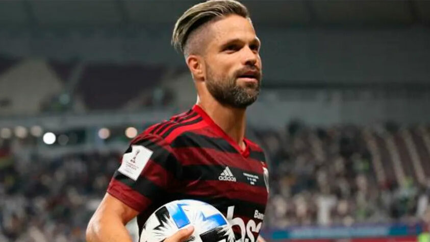 4 – Diego Ribas, meio-campista do Flamengo, é seguido por 4,2 milhões de pessoas na rede social.