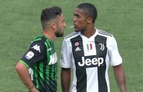 Douglas Costa, atacante da Juventus, deu uma cusparada no rosto de Federico Di Francesco, do Sassuolo, no final da partida entre as equipes em 2018. O brasileiro acabou expulso com a ajuda do VAR e foi suspenso por duas partidas.