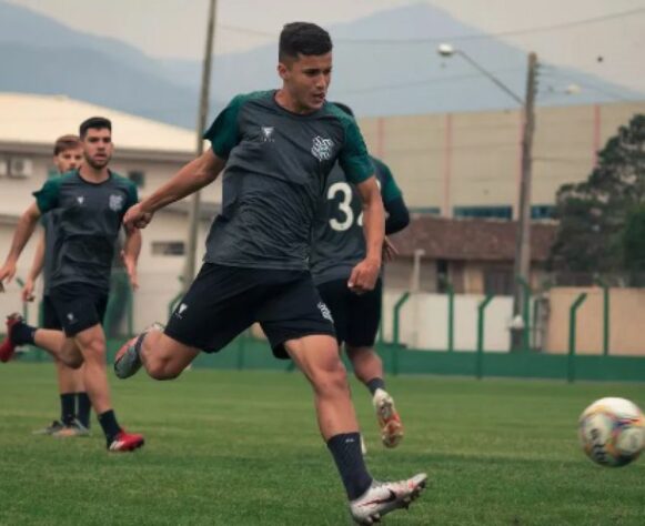 FECHADO - De olho na temporada 2021, o CRB anunciou uma lista de reforços e renovações e entre eles está o jovem meio-campista Dudu, revelado pelo Vasco, e que defendeu as cores do Figueirense, por empréstimo na Série B. Além dele, o CRB fechou com os zagueiros Diego Ivo e Matheus Stockl, com o volante Jiménez, os goleiros Ewerton e Diogo Silva e com os laterais Guilherme Romão e Luca Caio.