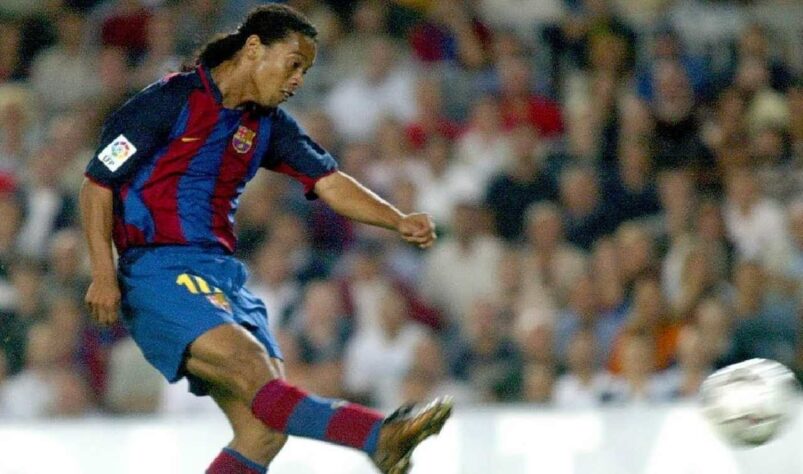 2. O golaço na estreia - Já campeão do mundo com a camisa do Brasil, Ronaldinho chegava ao Barcelona com muita mídia. Logo em sua estreia, o craque marcou um gol espetacular de fora da área, em cima do Sevilla, mostrando um pouco do que estaria por vir.