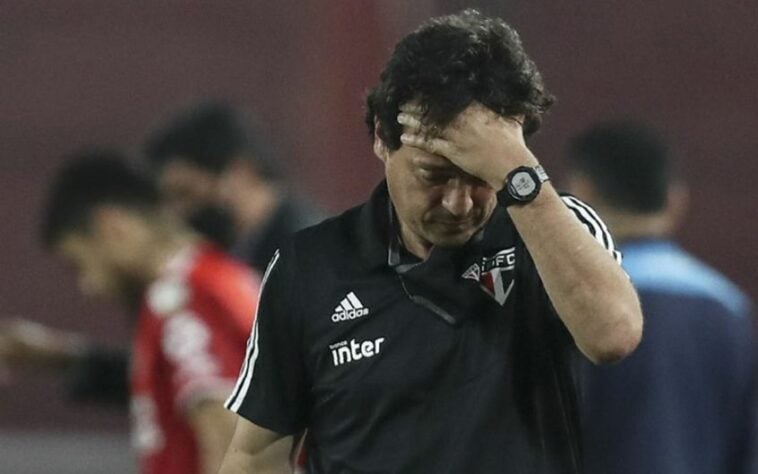 ESFRIOU - Fernando Diniz continuará trabalhando como técnico do São Paulo. Raí, gerente de futebol, bancou o treinador em entrevista ao site 'ge.globo';