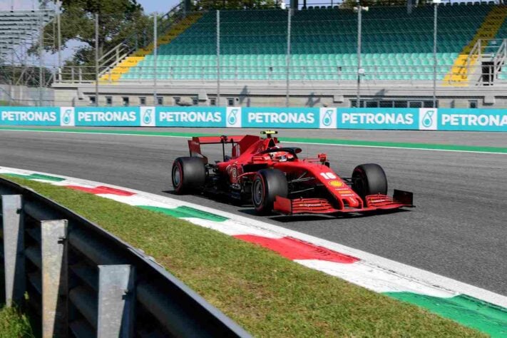 Charles Leclerc perdeu o controle do carro, bateu e abandonou o GP da Itália