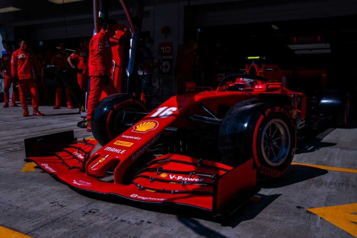 Charles Leclerc saindo dos boxes durante o segundo treino livre na Rússia