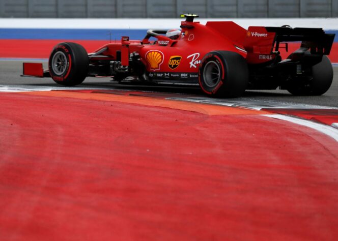 Charles Leclerc foi atrapalhado pelo acidente do companheiro Sebastian Vettel no Q2