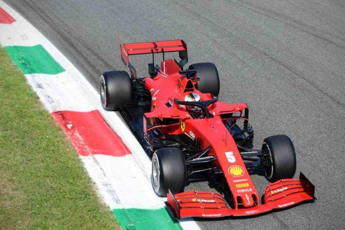 A corrida de Sebastian Vettel durou apenas sete voltas antes de problemas no freio o tirarem da disputa