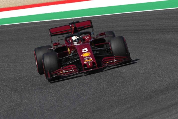 Sebastian Vettel, com as novas cores da Ferrari, acelera em Mugello 