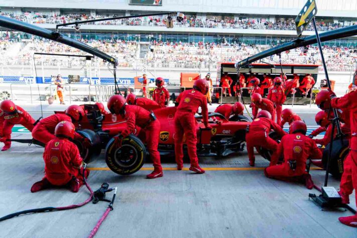 Sebastian Vettel nos boxes da Ferrari. Alemão voltou a fazer corrida decepcionante