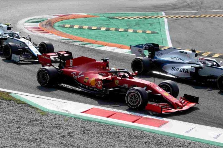 Antes do problema no freio, Vettel estava disputava posições com a Williams na corrida