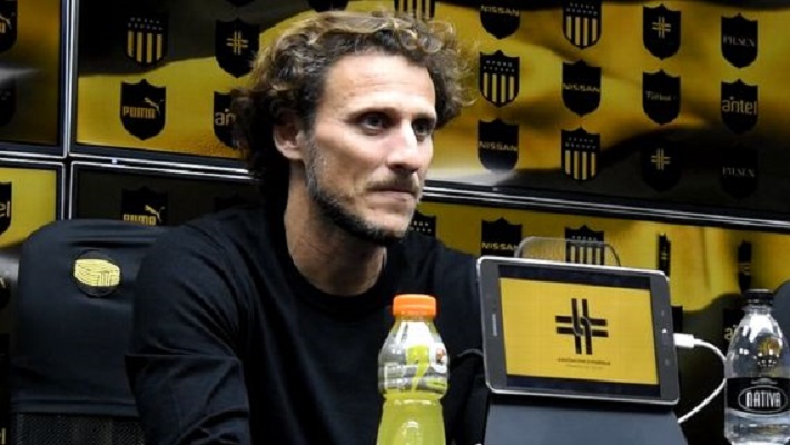 FECHADO: Fim da linha para Diego Forlán no Peñarol. Após a derrota para o Montevideo Wanderers, na noite do último domingo, o treinador não resistiu a pressão e foi demitido do cargo. Desde a retomada do futebol no Uruguai, o Carbonero disputou seis jogos com duas vitórias, dois empates e duas derrotas.