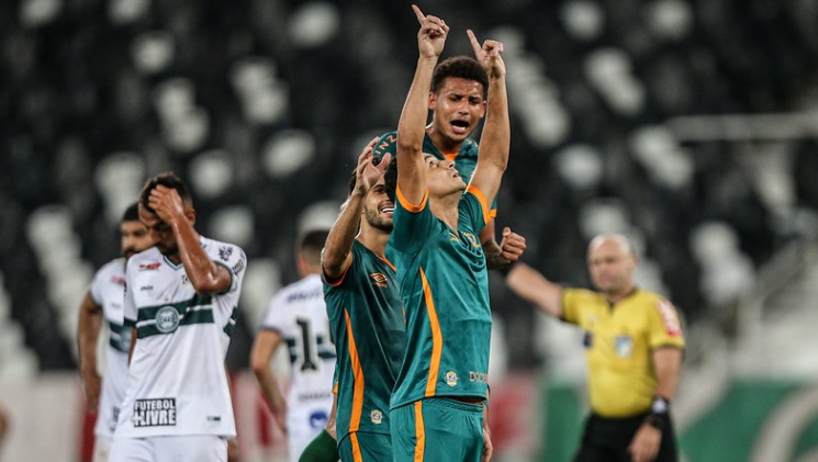 O Fluminense passou fácil pelo Coritiba, ao golear o adversário por 4 a 0, na noite desta segunda-feira, pela 12ª rodada do Campeonato Brasileiro. O Tricolor teve boa atuação coletiva e contou com os gols de Michel Araújo, Felippe Cardoso, Nino e Ganso. Confira as notas da partida (Por Felipe Melo - felipeeduardo@lancenet.com.br).