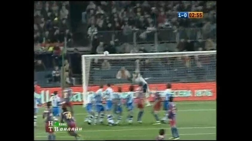 Gol de falta contra o La Coruña - No Campeonato Espanhol 2005/2006, em um jogo difícil contra o Deportivo La Coruña, R10 marcou um golaço de falta nos primeiros minutos. Assim que bateu na bola, o brasileiro já saiu para comemorar sabendo que a redonda entraria.