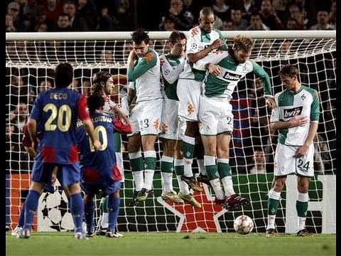 Gol de falta contra o Werder Bremen - Um dos momentos mais mágicos da carreira de Ronaldinho foi na Liga dos Campeões 2006/2007. Contra o Werder Bremen, o craque bateu falta por baixo da barreira e fez um golaço.