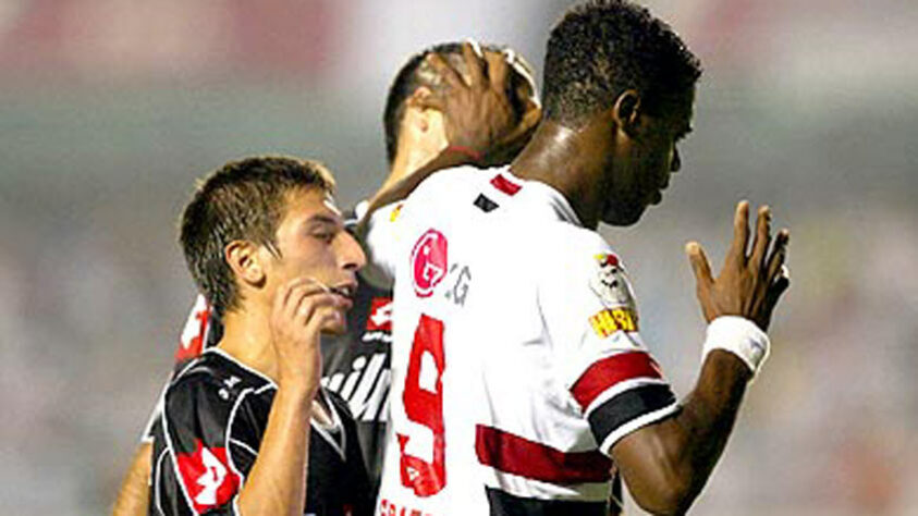 GRAFITE - O jogador brasileiro acusou o zagueiro argentino Leandro Desábato, do Quilmes, de racismo. Aconteceu na vitória por 3 a 1 do São Paulo, pela Libertadores. Desábato recebeu voz de prisão ainda no gramado do Morumbi. Ficou preso por dois dias em São Paulo sob acusação de injúria com agravante de racismo depois de ter insultado Grafite.