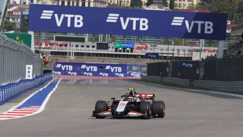 O solitário Kevin Magnussen no circuito de Sóchi neste sábado