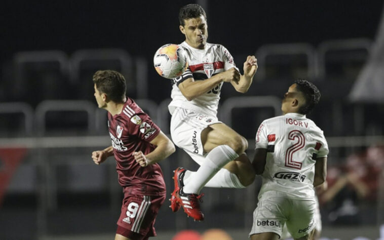 O São Paulo empatou com o River Plate por 2 a 2, na noite desta quinta-feira, no Morumbi, graças a dois gols contras dos argentinos. O Tricolor paulista teve mais uma noite ruim de futebol jogando em casa e não teve nenhum grande destaque individual. Veja as notas do São Paulo no LANCE! (por Gabriel Santos)