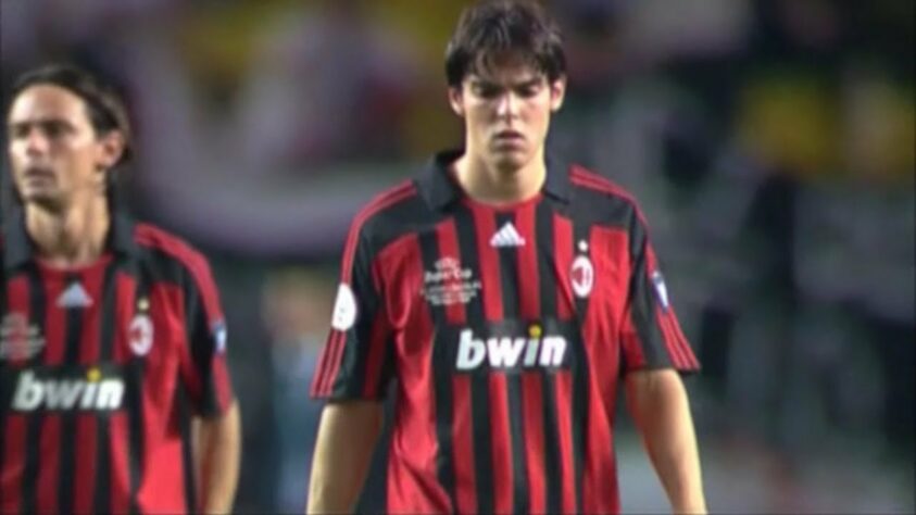 Kaká (meia) - Grande estrela do Milan em 2007, o brasileiro levou o prêmio da bola de ouro após os italianos ficarem com o título do Mundial de Clubes daquele ano. Companheiro de clube, Clarence Seedorf ficou com a prata. Já o argentino Rodrigo Palacio, do vice-campeão Boca Juniors, levou o bronze.