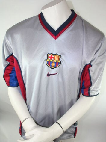 Camisa away Barcelona 2000/2001 - Camisa cinza não agradou muito aos torcedores na época.