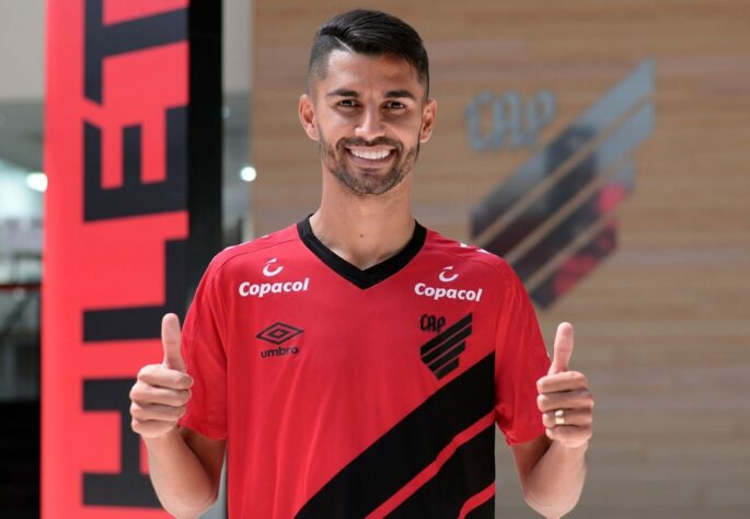 ESQUENTOU - O meio-campo Jorginho está de malas prontas para ir embora do Athletico-PR. Fora dos planos da comissão técnica, ele vai defender as cores do Ceará até 2021, segundo o repórter André Gallindo.