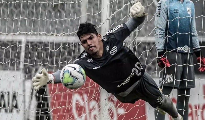 JOÂO PAULO- Santos (C$ 8,93) Com uma boa pontuação na última rodada contra o Fluminense, tem potencial para não sofrer gol e efetuar defesas difíceis contra o Bahia na Vila Belmiro. Lembrando que o Tricolor De Aço fez apenas um gol nas últimas três partidas como visitante.