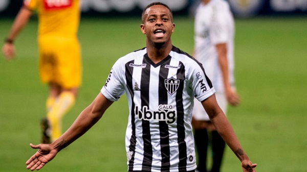 O Atlético Mineiro é mais líder do que nunca do Campeonato Brasileiro. O time venceu o Grêmio por 3 a 1, com três gols de Keno, nesse sábado, e abriu quatro pontos de vantagem para o Internacional, o 2º colocado. De quebra, o Galo rompeu a casa dos dois mil gols em Campeonato Brasileiro. Confira quais são os 20 clubes que mais vezes estufaram as redes na história da competição desde 1971 até este sábado. (Por Redação do LANCE!)