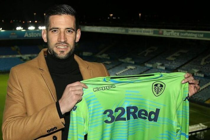 O goleiro Kiko Casilla, ex-Real Madrid, e atualmente no Leeds Unted, foi punido por oito jogos pela federação inglesa de futebol após ser culpado por atitudes racistas contra o atleta Jonathan Leko, do Charlton Athletic. O fato ocorreu em setembro do ano passado, em jogo da segunda divisão da Inglaterra. O goleiro também terá de pagar uma multa 60 mil libras (R$ 344,6 mil).