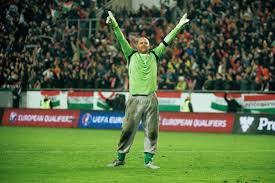 Gabor Kiraly, goleiro húngaro que ficou conhecido por sempre atuar com calça de moletom, parou de jogar com 43 anos, pelo Szombathelyi Haladás, de seu país, mesmo clube que o revelou. Foi o jogador mais velho a disputar uma Eurocopa, em 2016.