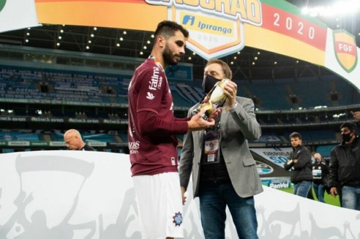 ESQUENTOU: O Santos está acertado com o zagueiro Laércio, vice-campeão gaúcho, com o Caxias. O defensor arcou com os custos da rescisão com o clube do Rio Grande do Sul. Embora acertado com o Peixe, Laércio terá que esperar a resolução de uma pendência que o Peixe tem com o Hamburgo (ALE), que bloqueia o time de Vila Belmiro de registrar novos atletas.