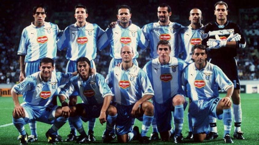 1999 - A Lazio conseguiu se impor diante do Manchester United, ganhando por 1 a 0.