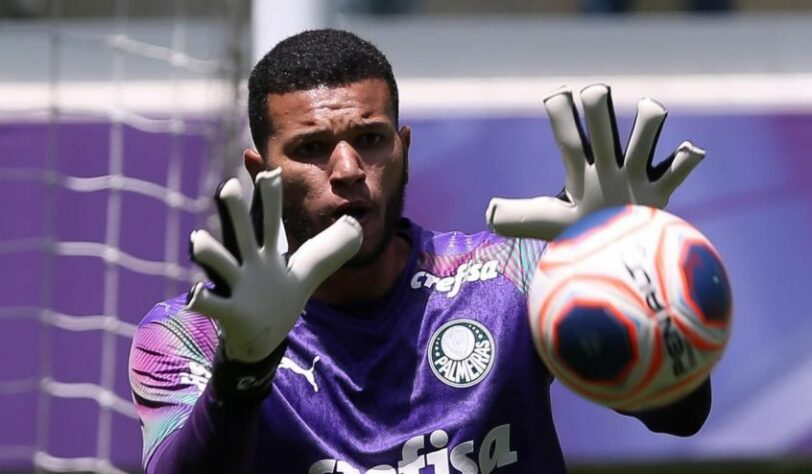 FECHADO: O goleiro Magrão, do sub-20 do Palmeiras, está de malas prontas para Portugal, onde assinará contrato de 4 anos com o Rio Ave. Vindo do Fortaleza para a Academia de Futebol, o atleta foi liberado sem custos para o país lusitano. De acordo com o jornalista Bruno Andrade, do 'Goal', ambos os clubes brasileiros terão direito a uma porcentagem dos ganhos de uma eventual venda futura.